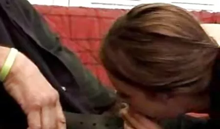 Nehéz meleg hármasban backless, backless; cum Csere anya fia sex a konyhában