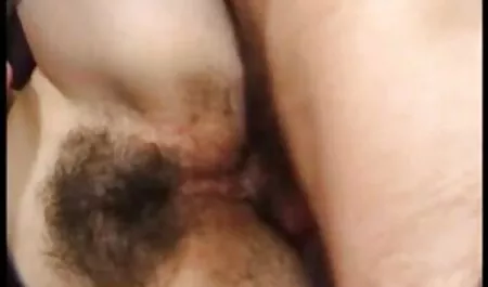 A lány maszturbál a kamera, baszik érett szex ingyen az amatőr videó.