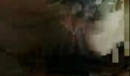 A lány maszturbál, miközben magyarszexfilmekingyen beszél a telefonon.