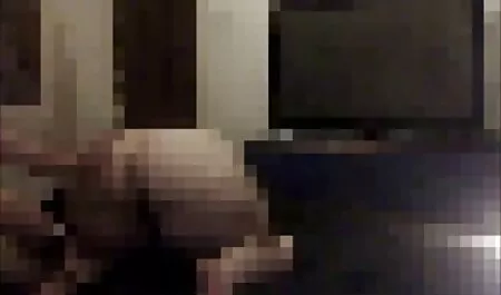 Egy igazi magyarul beszelo sex lány maszturbál játszik vele nedves fekete punci.