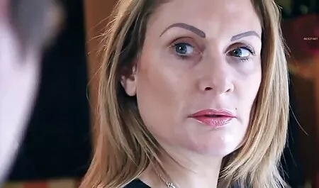 Az érzéki nő még több hamvas puncik szexet akar.