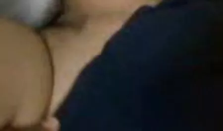 Egy fiatal, szexi pár szeret dugni a szexfilm magyarul webkamera előtt.