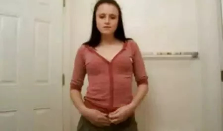 Dögös ingyen porrnó Milf fúj egy érett férfi farkát.