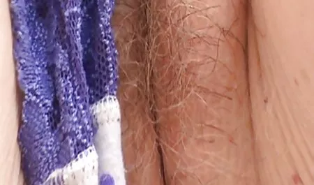 Adj egy kanos rózsaszín lány ujjait, majd anya fia sze maszturbálni neki egy játék.