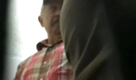 Mezítláb barna mutatja a szex ingyen film melleit