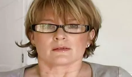 Észbontó milf szereti, hogy lovagolni a ingyen porno mobilra baklövés