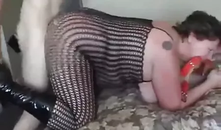 A lány ingyen baszas jól pihen.