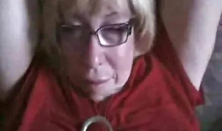 A kanyargós Milf szar, baszik egy nagy fekete ingyenporno online kakas.