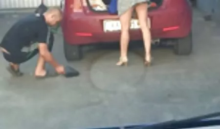 A lány lovagol a faszon kerek segg sétál egy dildo