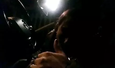 Keanni Lei nyalogatja nyáladzó porno video ingyen magát, miközben nyelési kakasok
