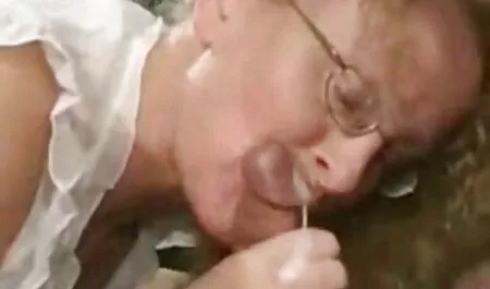 A amatőr picsák lány az ujjával a puncijában