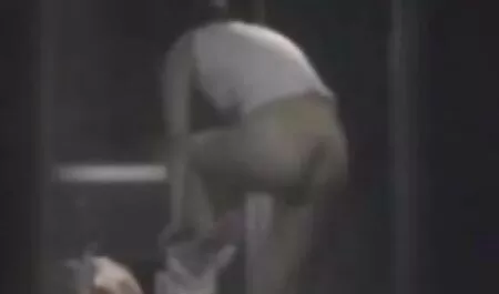 Rossi kinyitja sexvideók ingyen a punciját.